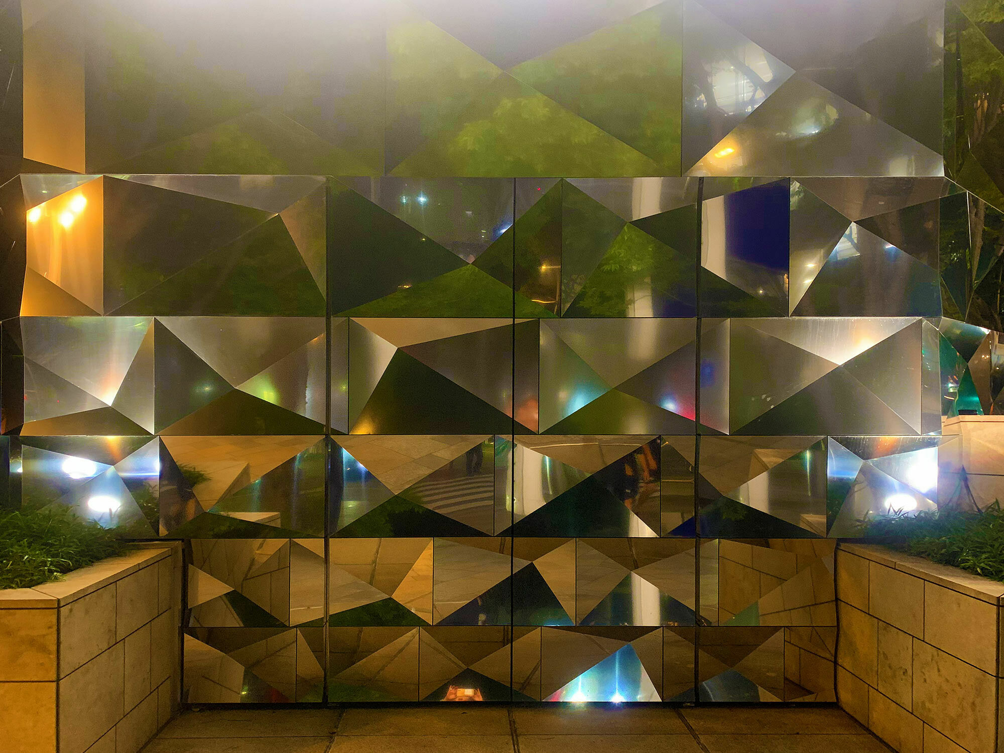 Als optische oder vielmehr illusionistische Täuschung werden Spiegeltüren in Architektur, Interior- und Möbeldesign eingesetzt.