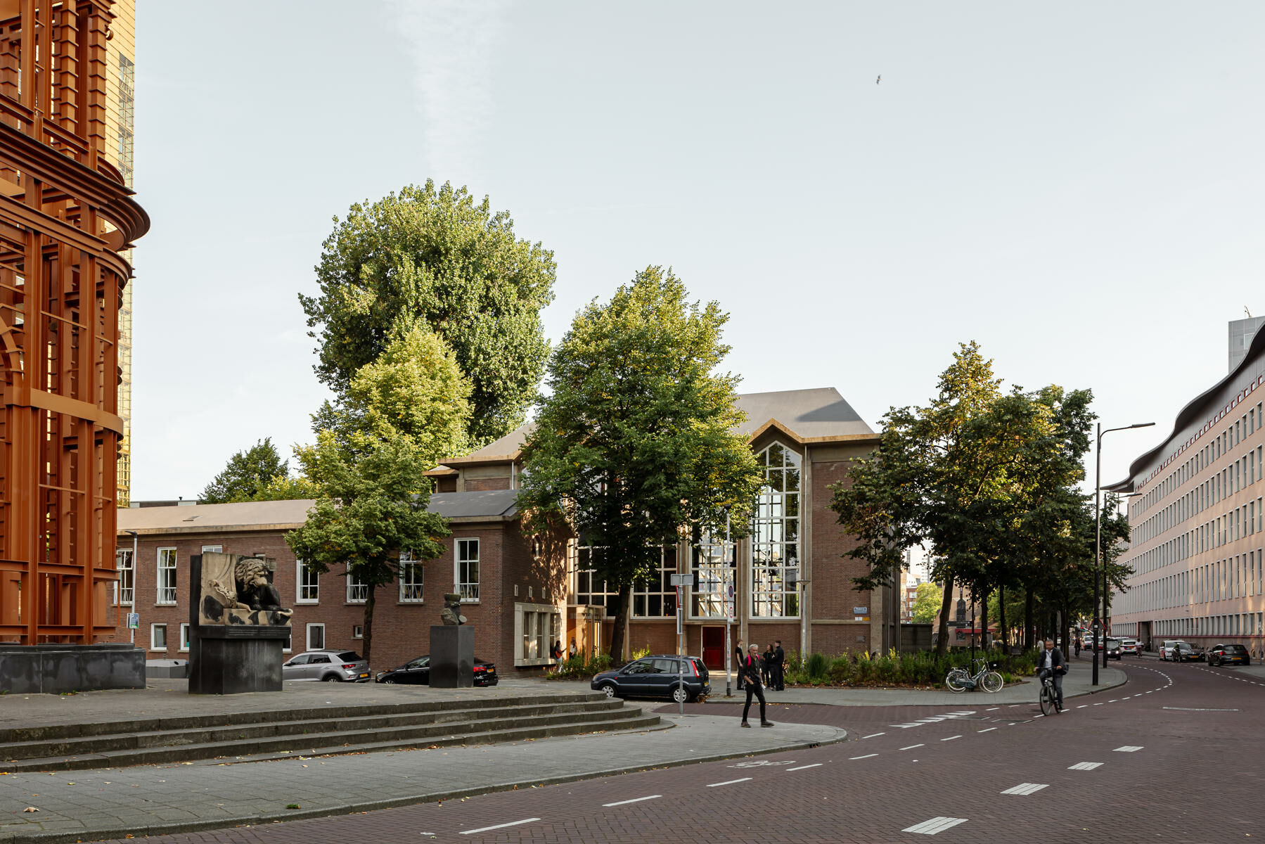 Von vielen wurde der Stahlbetonbau mit den schlanken, hohen Fenstern und der markanten zickzackförmigen Trauflinie für einen Funktionsbau der Wasserwerke gehalten.