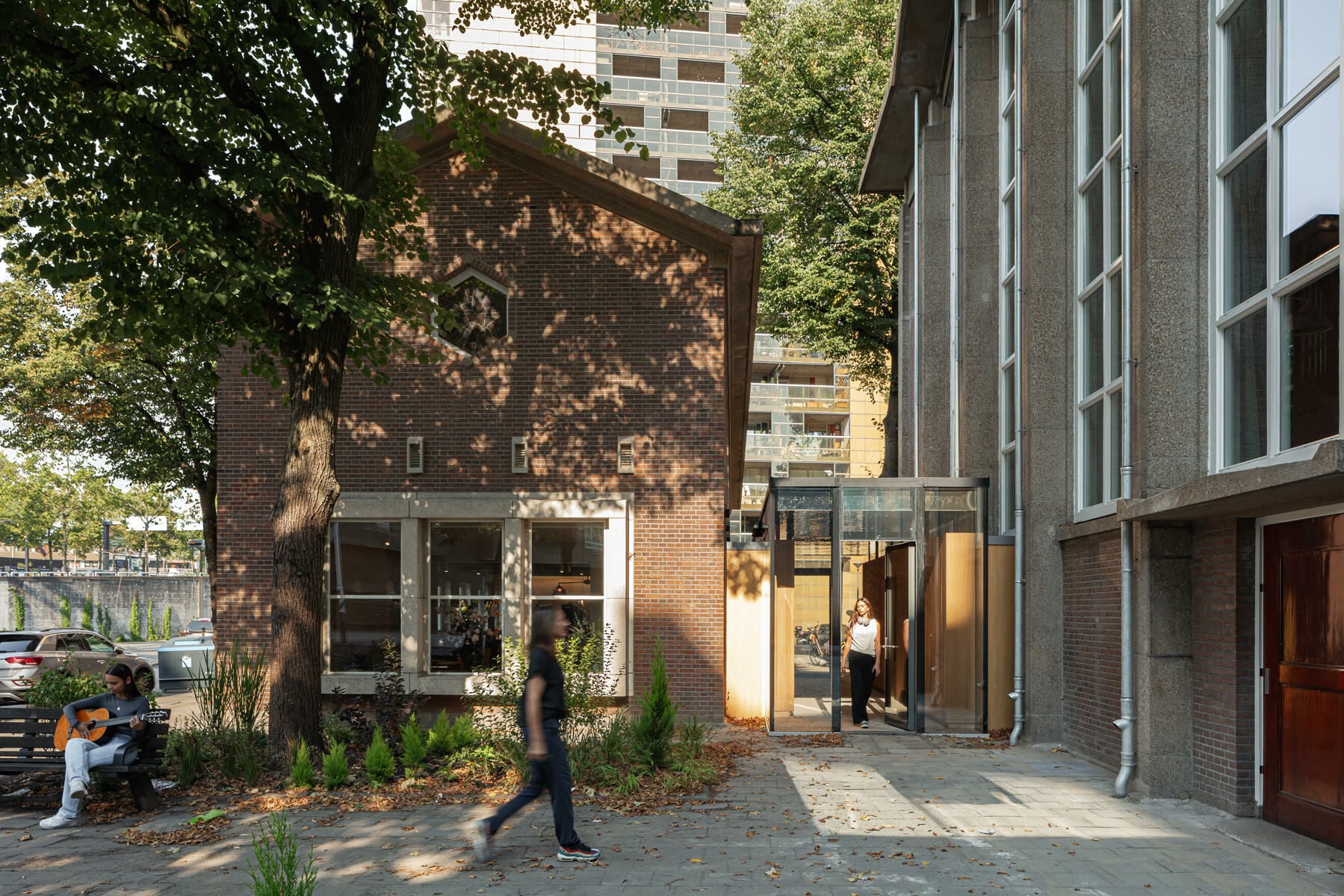 Die vormalige Kirche und das Nebengebäude sind nun durch einen kleinen Neubau verbunden, der als Eingang und Verteiler dient.