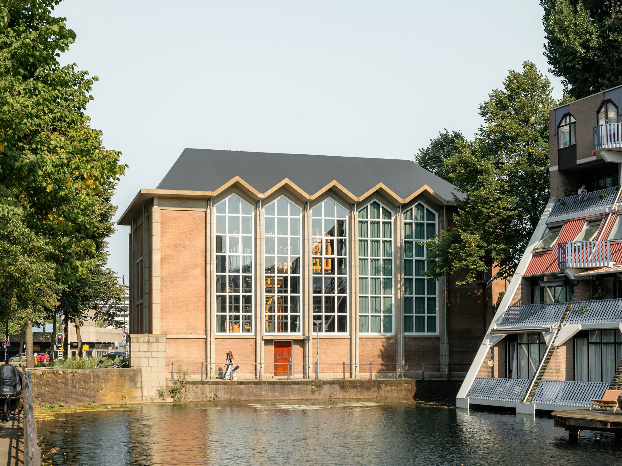 Die mennonitische Kirche wurde 1951 nach Plänen von Kerrit Kuiper errichtet und liegt idyllisch am Ende einer Gracht.