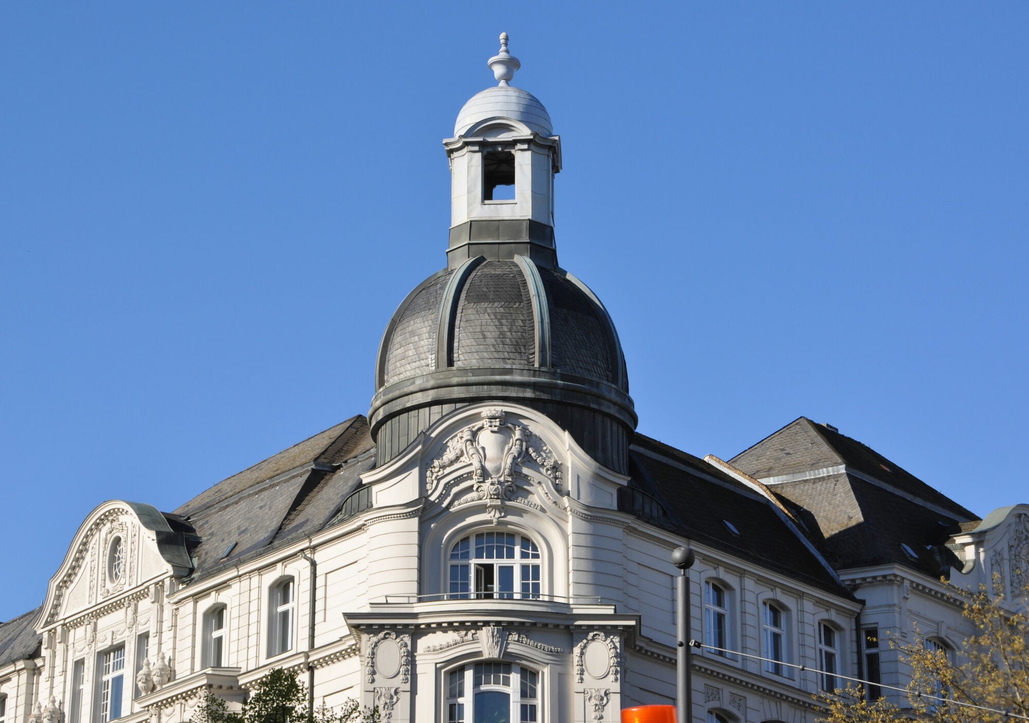 Auch bei diesem repräsentativen historischen Gebäude in Berlin sind die Dachrinnen in die Gesimse integriert.