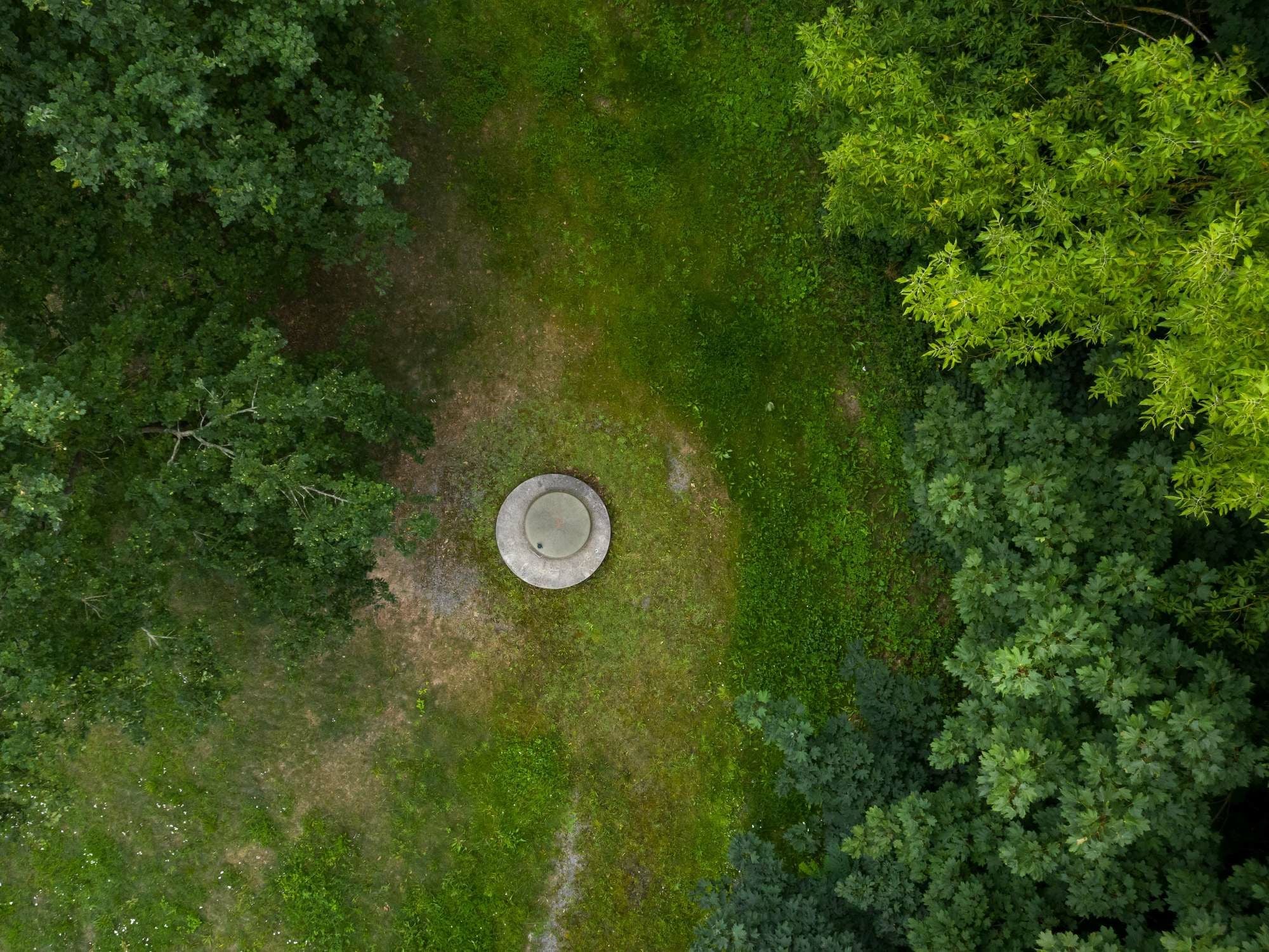 Ein verschlossener Vertikalfilterbrunnen, welcher das Grundwasser in die Wasserbetriebe fördert. Grundwasser bildet sich über mehrere tausend Jahre unter Erdschichten.