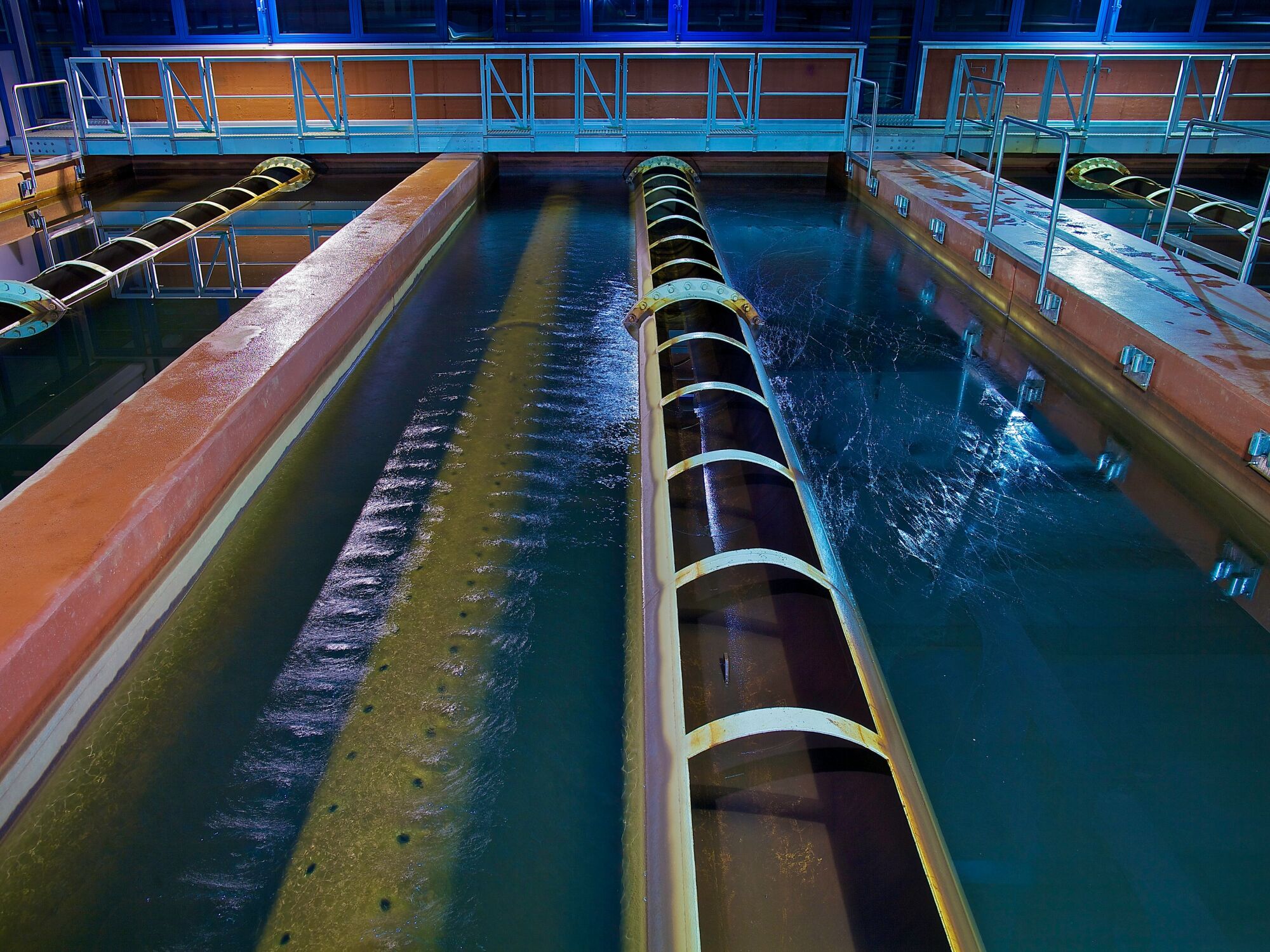 Der letzte Schritt der Reinigung: die Sandfilteranlage hat mehrere Filter, die mit einer dicken Sandschicht gefüllt sind. Diese filtrieren Unreinheiten aus dem Wasser. Danach gilt das Wasser als trinkbar.
