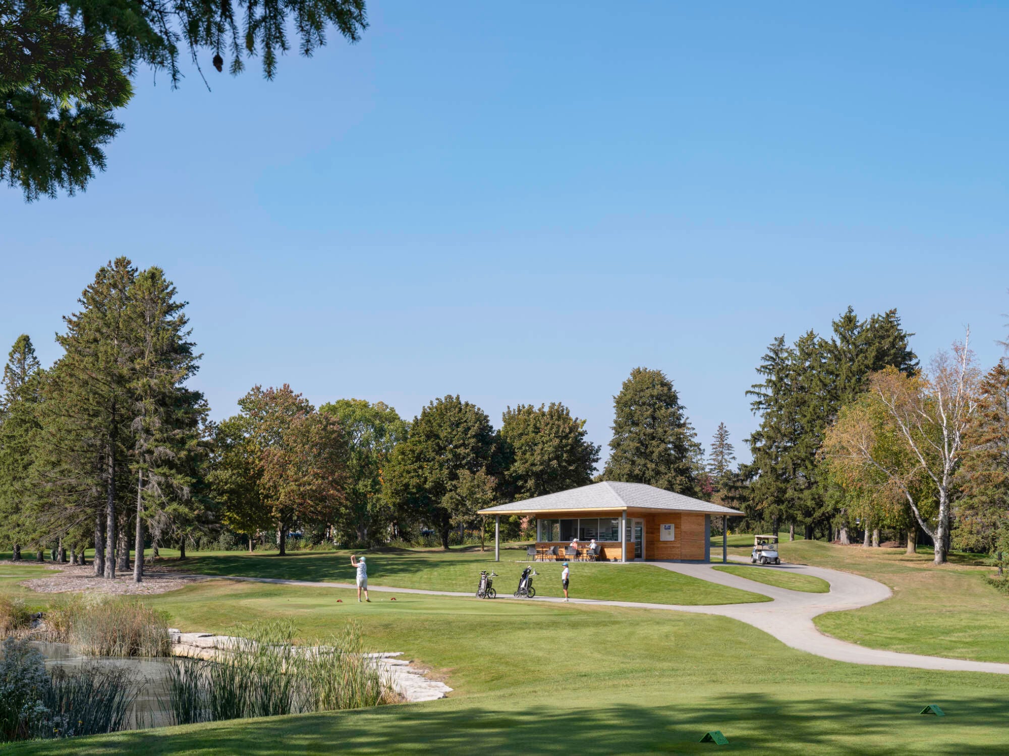 Dubbeldam Architecture + Design haben mit dem Golf Pavilion im kanadischen Thornhill einen Zwischenstopp zwischen Fairway und Teich entworfen.