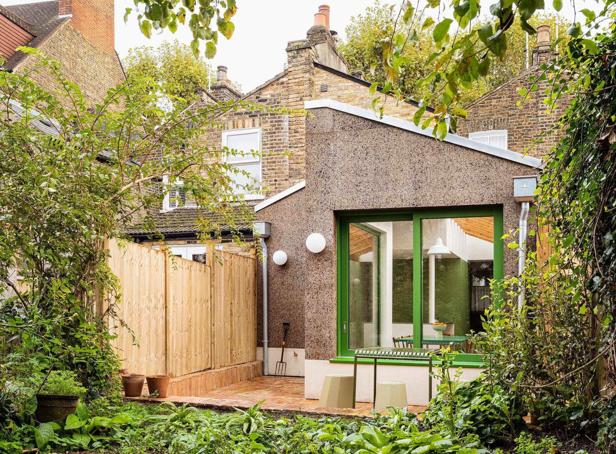 Die Architekt*innen stärkten die Verbindung zwischen Küche und Garten.