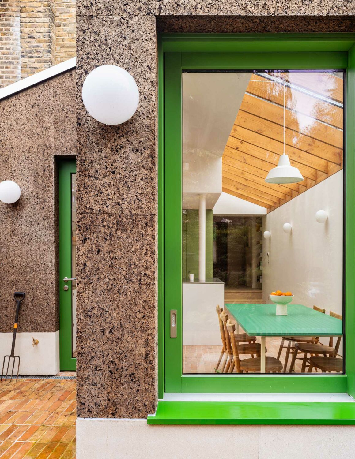 Die Korkfassade und leuchtend grüne Fensterrahmen verleihen dem Hinterhaus einen besonderen Charakter.