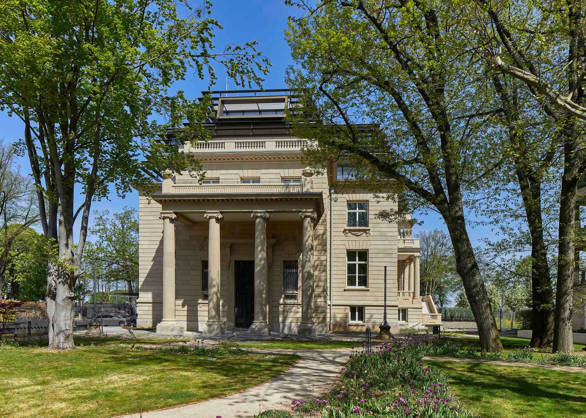 Der historische Haupteingang wird über den Park an der dem Rhein abgewandten Seite erreicht.