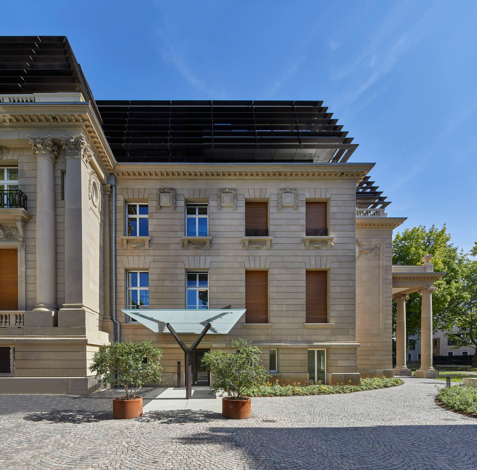 An der Nordwestfassade befindet sich ein zweiter Eingang.