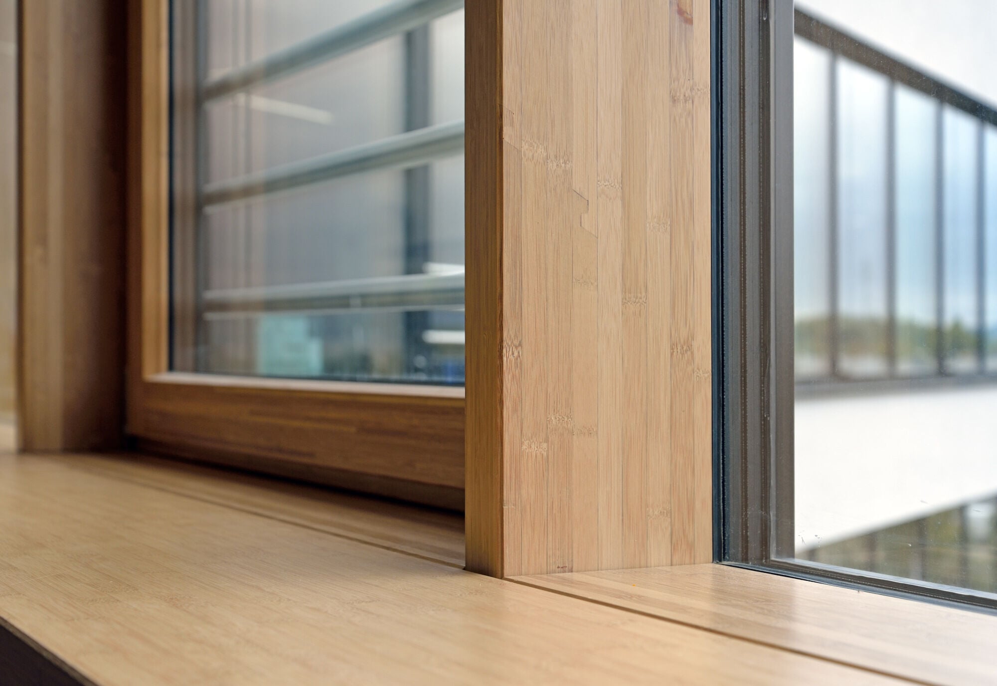 Detailansicht von Bauprodukten aus Bambus beim Verwaltungsgebäude der Firma Klöckner Pentaplast: Bamboo N-finity Indoor Konstruktionshölzer und Bambus Massivplatte 