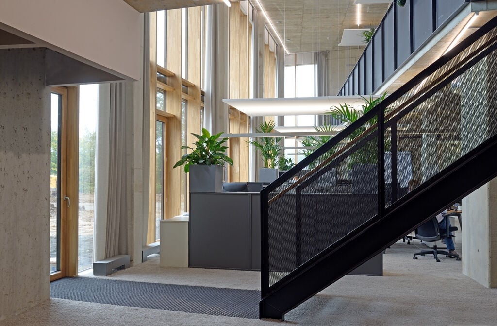Beim Verwaltungsgebäude der Firma Klöckner Pentaplast in Montabaur (Entwurf: Archibrand Studio für Architektur & Design) kommen Konstruktionshölzer und Massivplatten aus Bambus zum Einsatz.