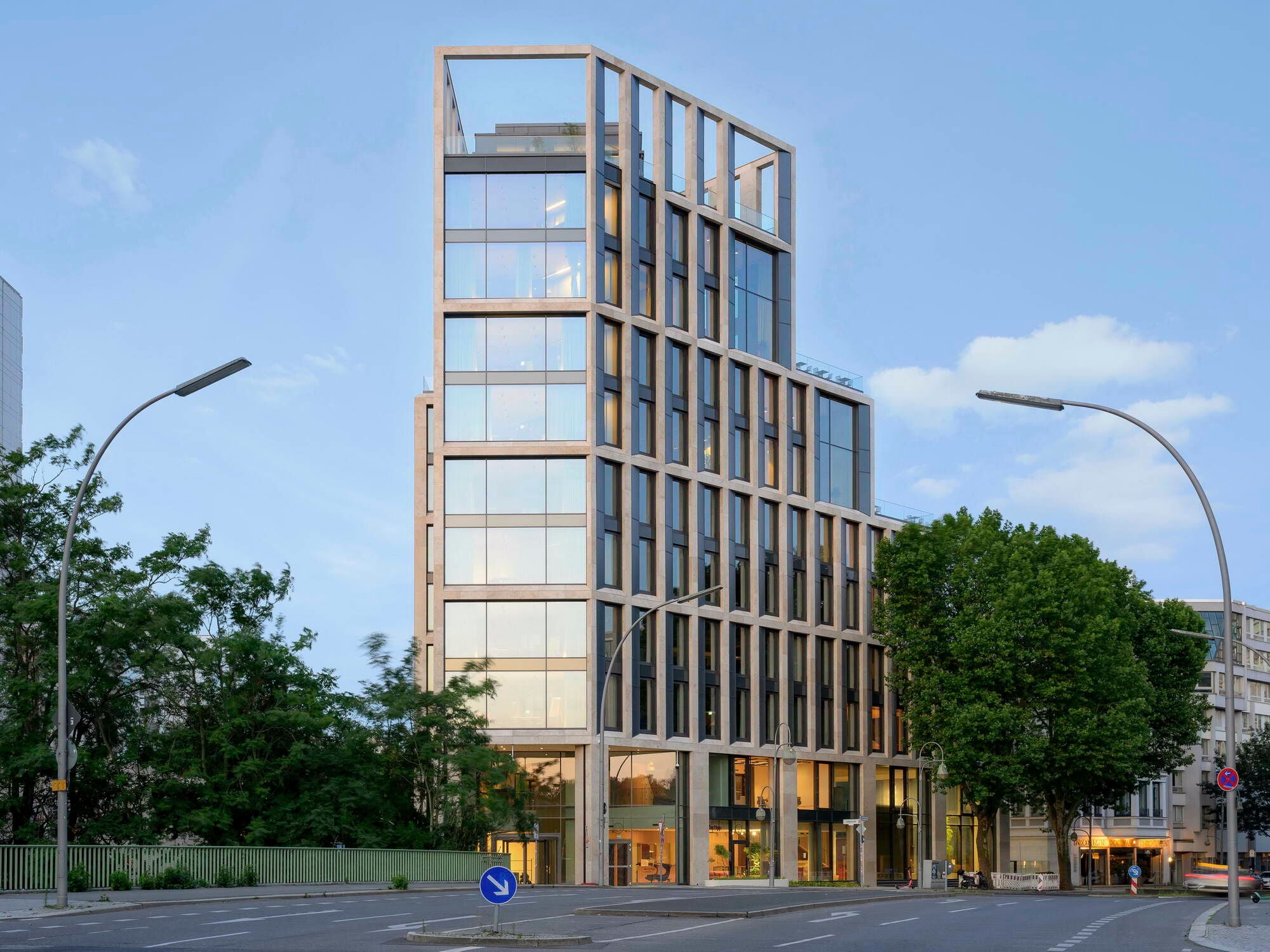 Mit dem Neubau B-One an der Corneliusbrücke in Berlin hat C.F. Møller Architects ein Bürogebäude realisiert, das den Energieverbrauch im Betrieb im Vergleich zum Vorgängerbau um gut 50 % reduziert.
