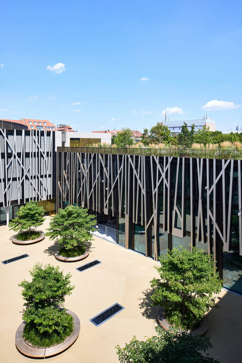 Der Neubau hat viele Pausenflächen: im Hof, auf dem Dach und neben dem Neubau.