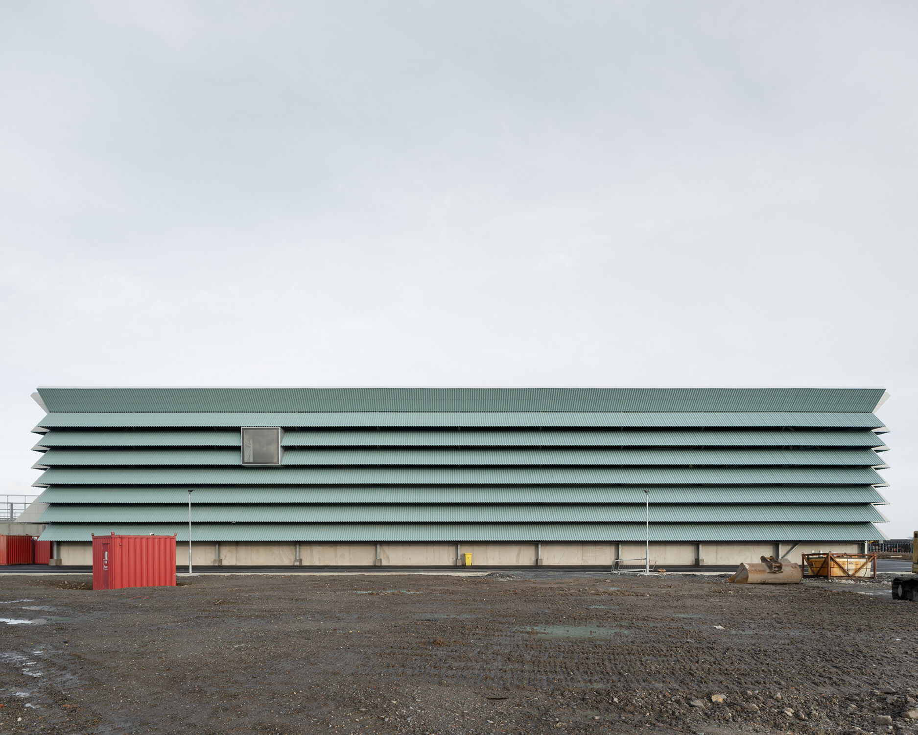 In Zusammenarbeit mit Ayesa Engineers und mit Beteiligung der Bevölkerung entwarf das Büro den Komplex, der aus zwei großen Hallen und einem Verwaltungsgebäude besteht.