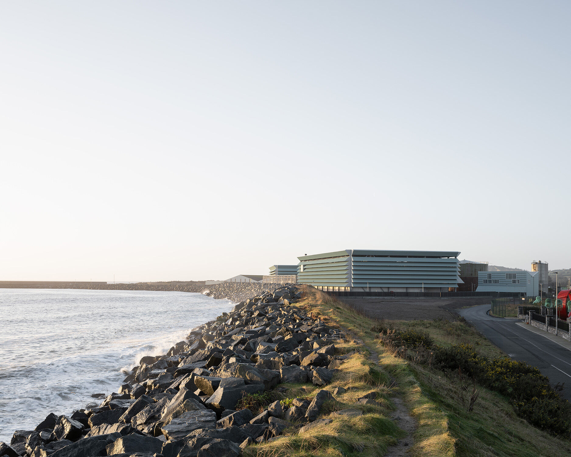 Zwischen dem Fluss Avoca und dem Meer situiert, zeigt sich das Gebäude als stolze zivile Infrastruktur.