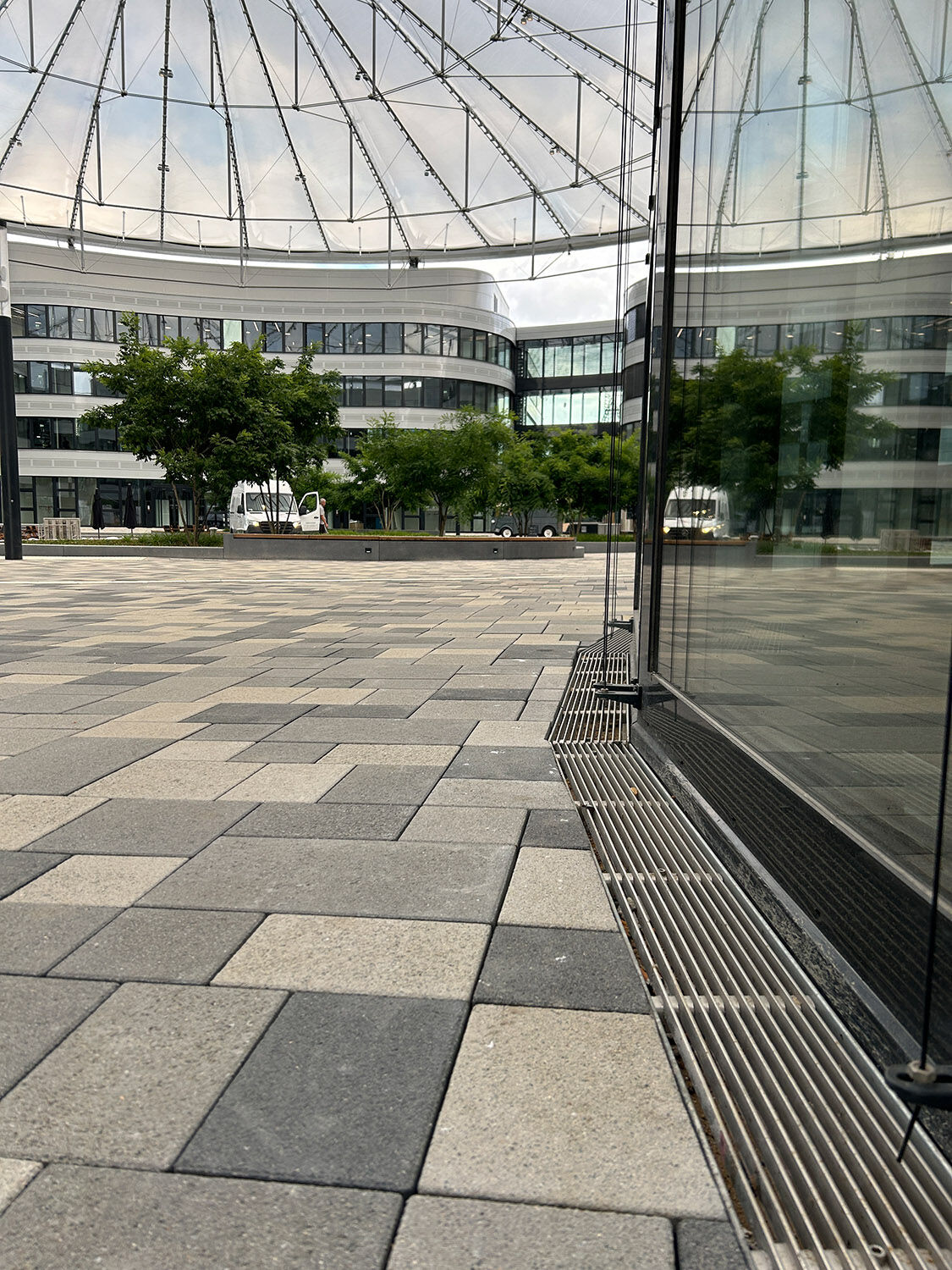 Polygonale Kastenrinnen des Typs ACOInotec 610 sind an die Fenstergeometrie angepasst und leisten die Fassadenentwässerung.