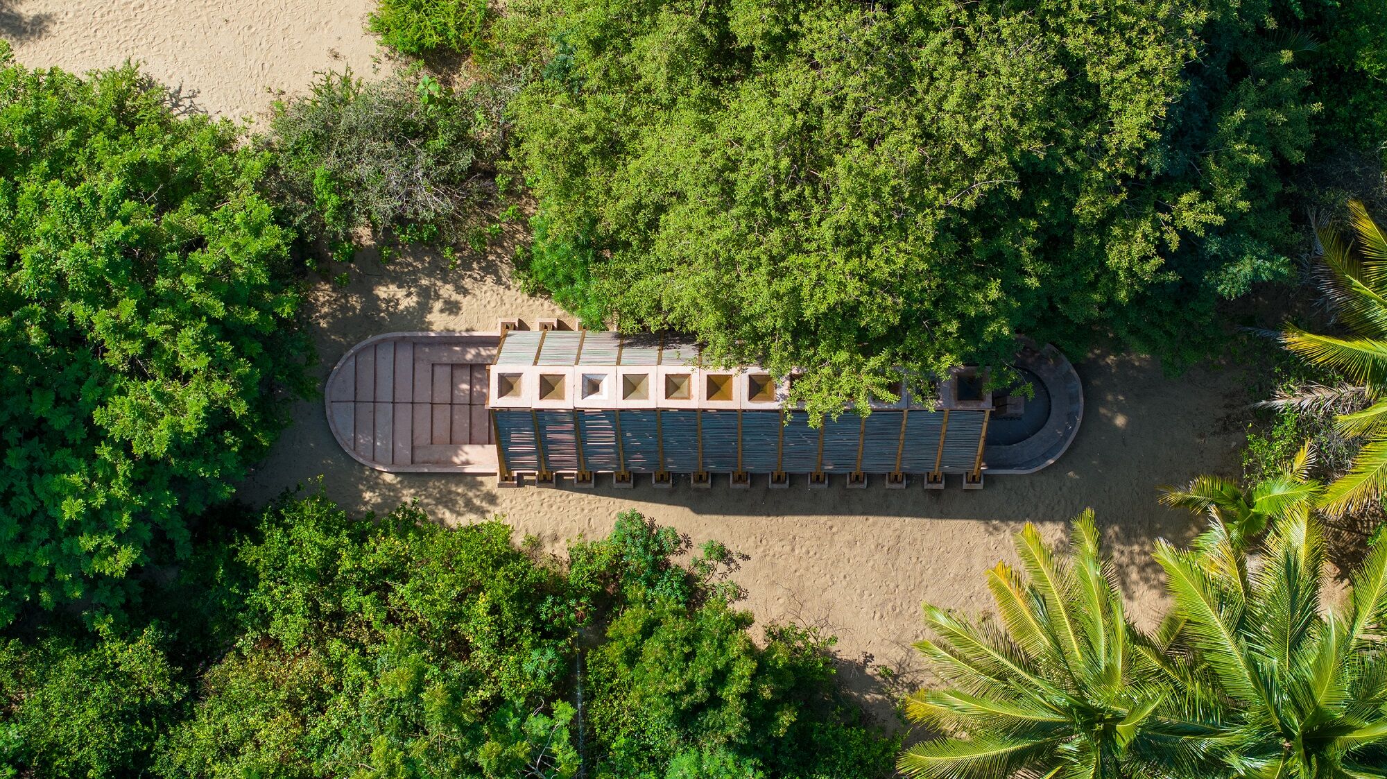 Der Pavillon aus Beton und Holz ist in die Landschaft integriert.