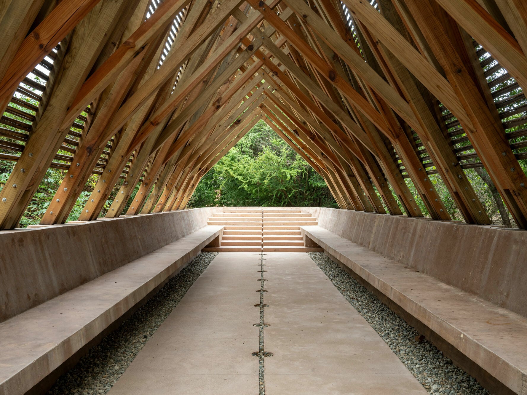 Der Pavillon befindet sich auf dem Gelände der Fundación Casa Wabi in Puerto Escondido mit Gärten, Pavillons und Ateliergebäuden.