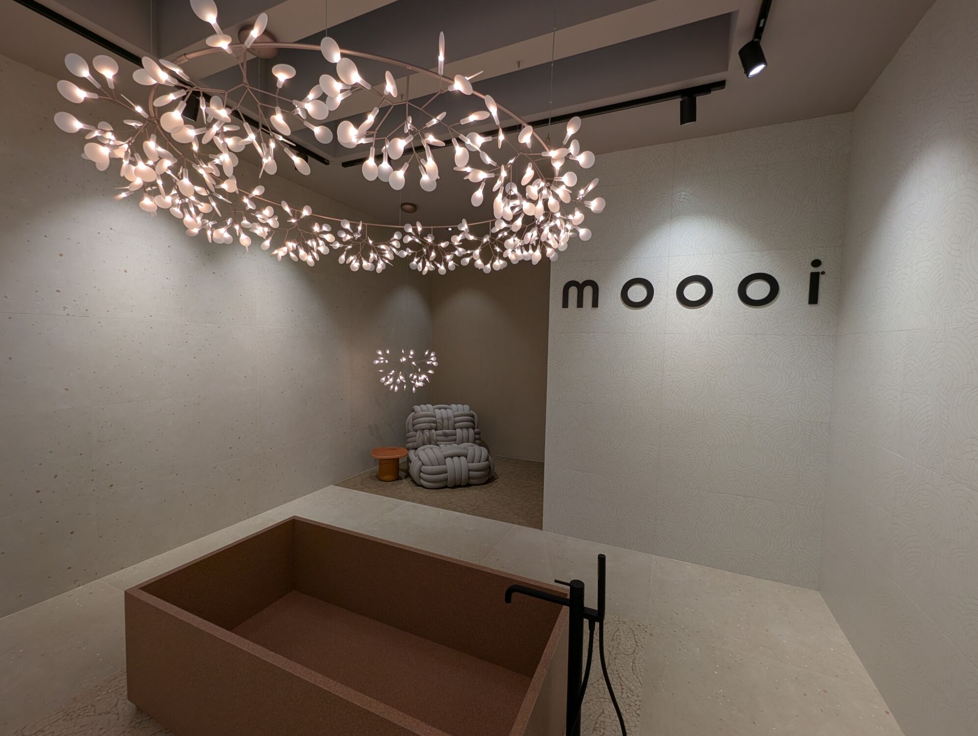Moooi-typische Beleuchtungs- und Möbeldesigns: Die von Marcel Wanders für ABK entworfene Kollektion Nesting Room inszenierte die ABK-Gruppe auf einem großen Teil des Messestandes.