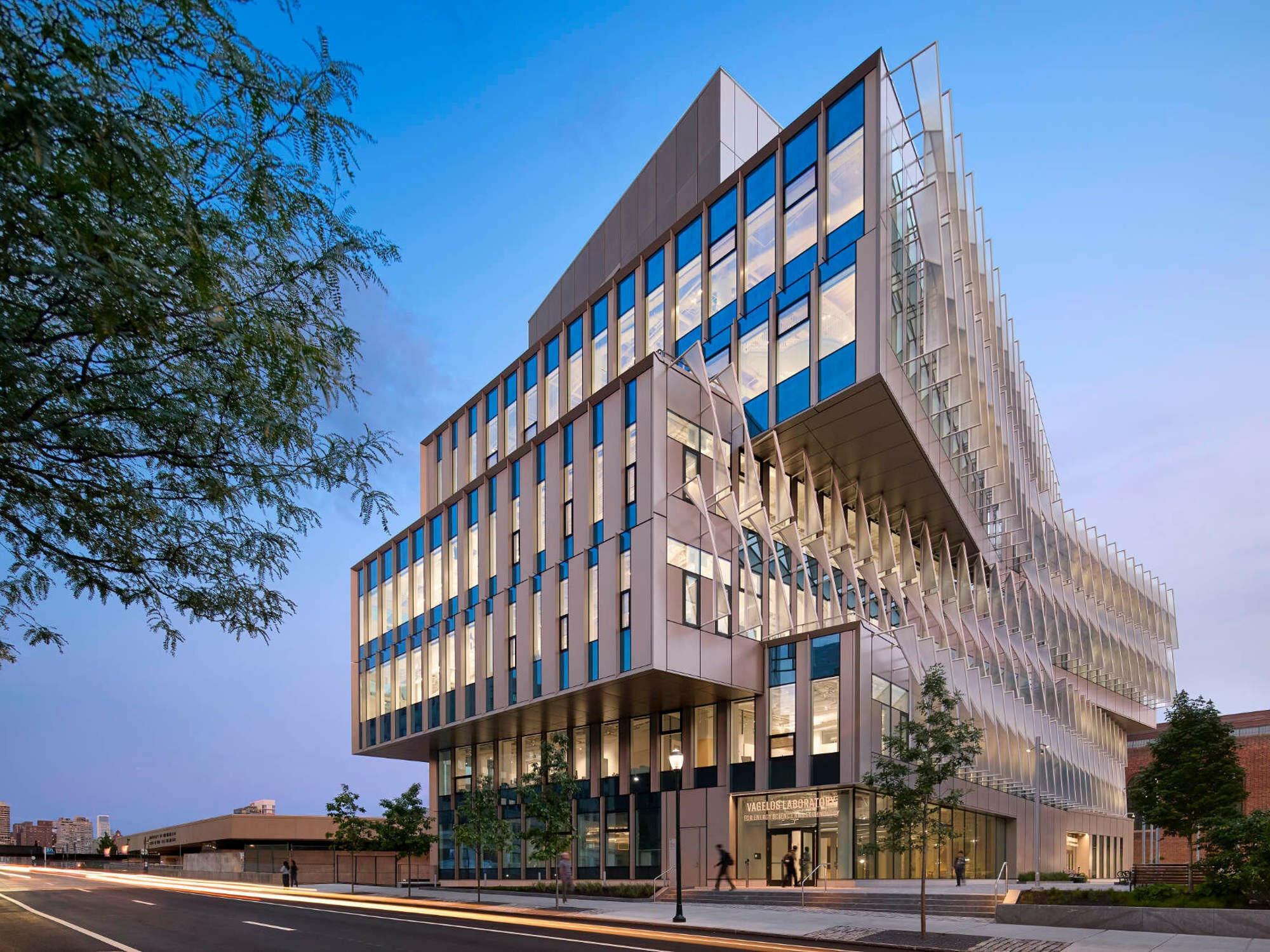 Behnisch Architekten zeigen mit dem Vagelos Laboratory for Energy Science and Technology in Philadelphia, wie eine Glas- und Membranhülle den Forschungsbau zugleich präzise verschattet und architektonisch gliedert.
