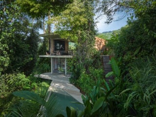 Eingebettet in das dichte Grün des Dschungels und mit weitem Blick über den Pazifik liegt das Studio Haus in Uvita an der Südküste Costa Ricas.