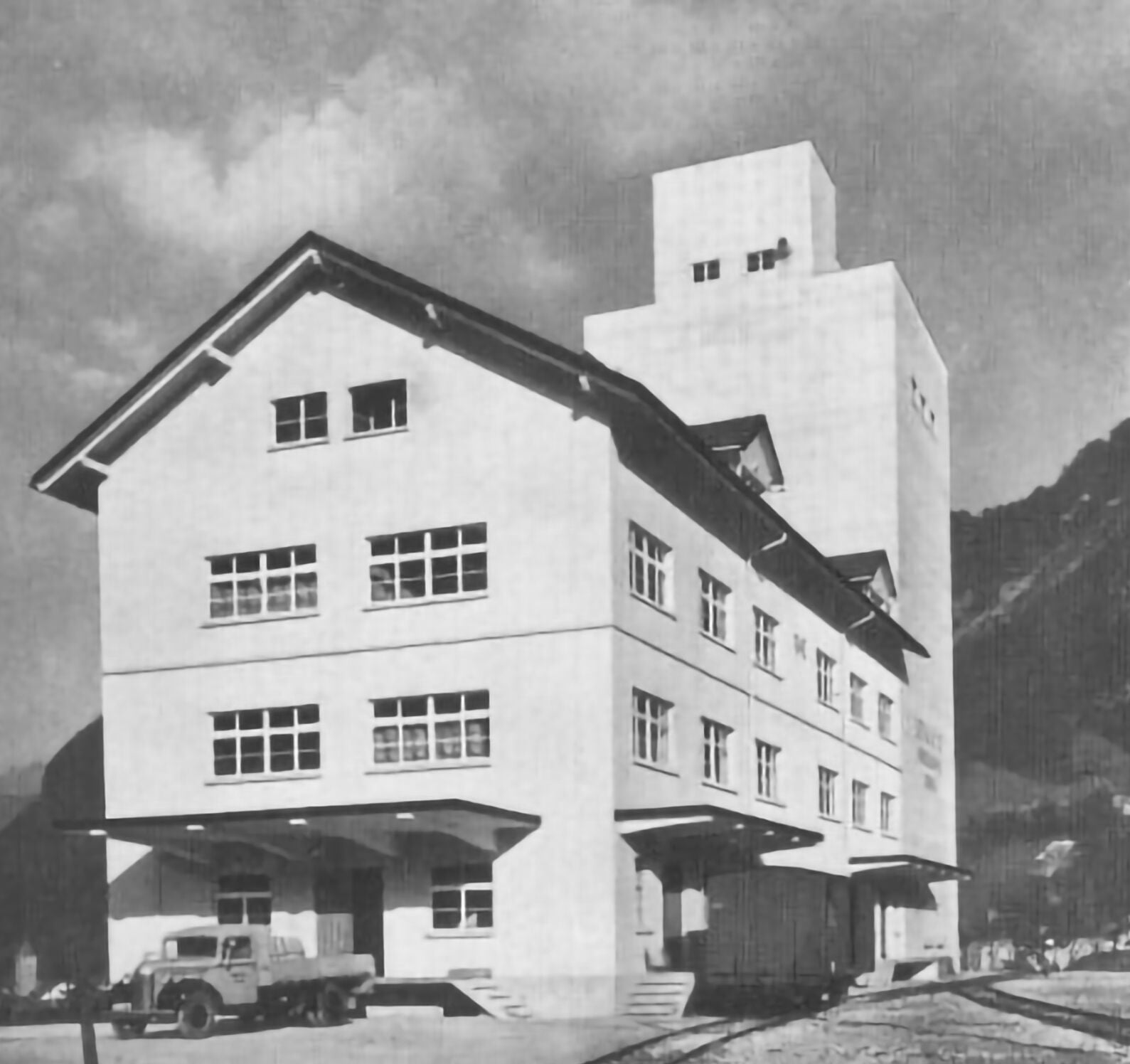 Die Mühle wurde im Laufe der Zeit mehrfach umgebaut und erweitert. 1939 wurde ein 30 Meter hohes Getreidesilo ergänzt. 