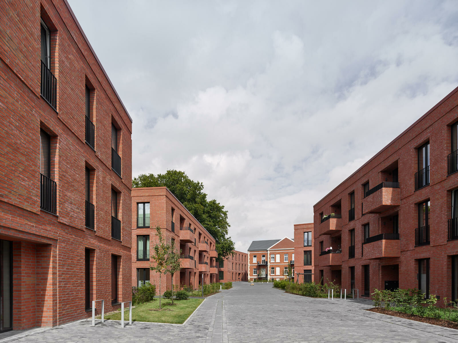 Die Neubauten säumen eine autofreie Mittelachse, die von der Albrecht-Roth-Straße auf den Altbau zuführt ...