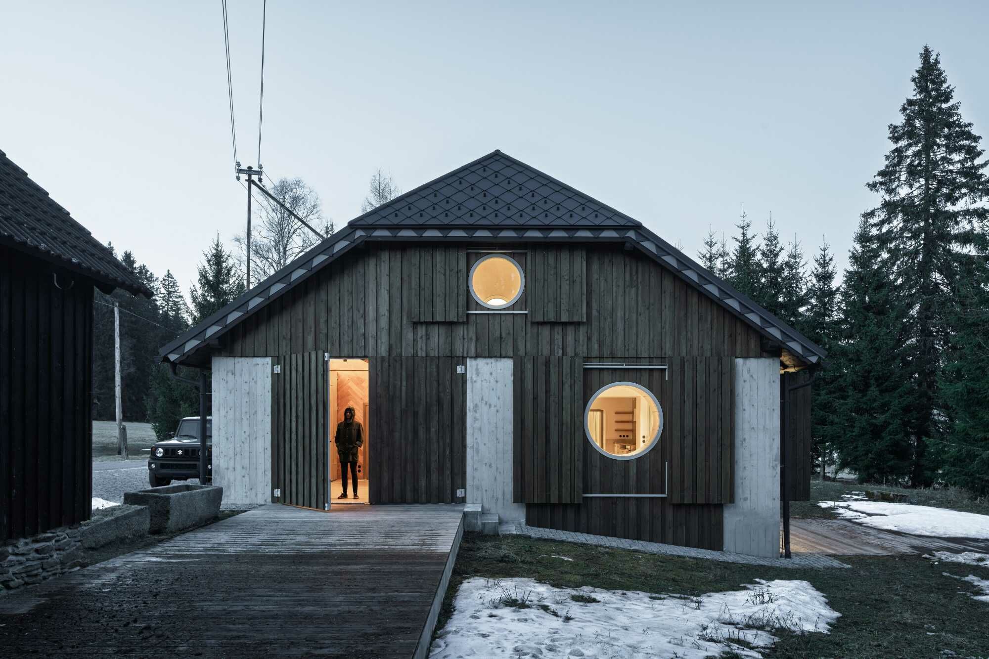 Mit der Sanierung nach Plänen von Studio Plyš wurde er zu einem komfortablen Wohnhaus, das nur auf den ersten Blick fast unverändert wirkt.