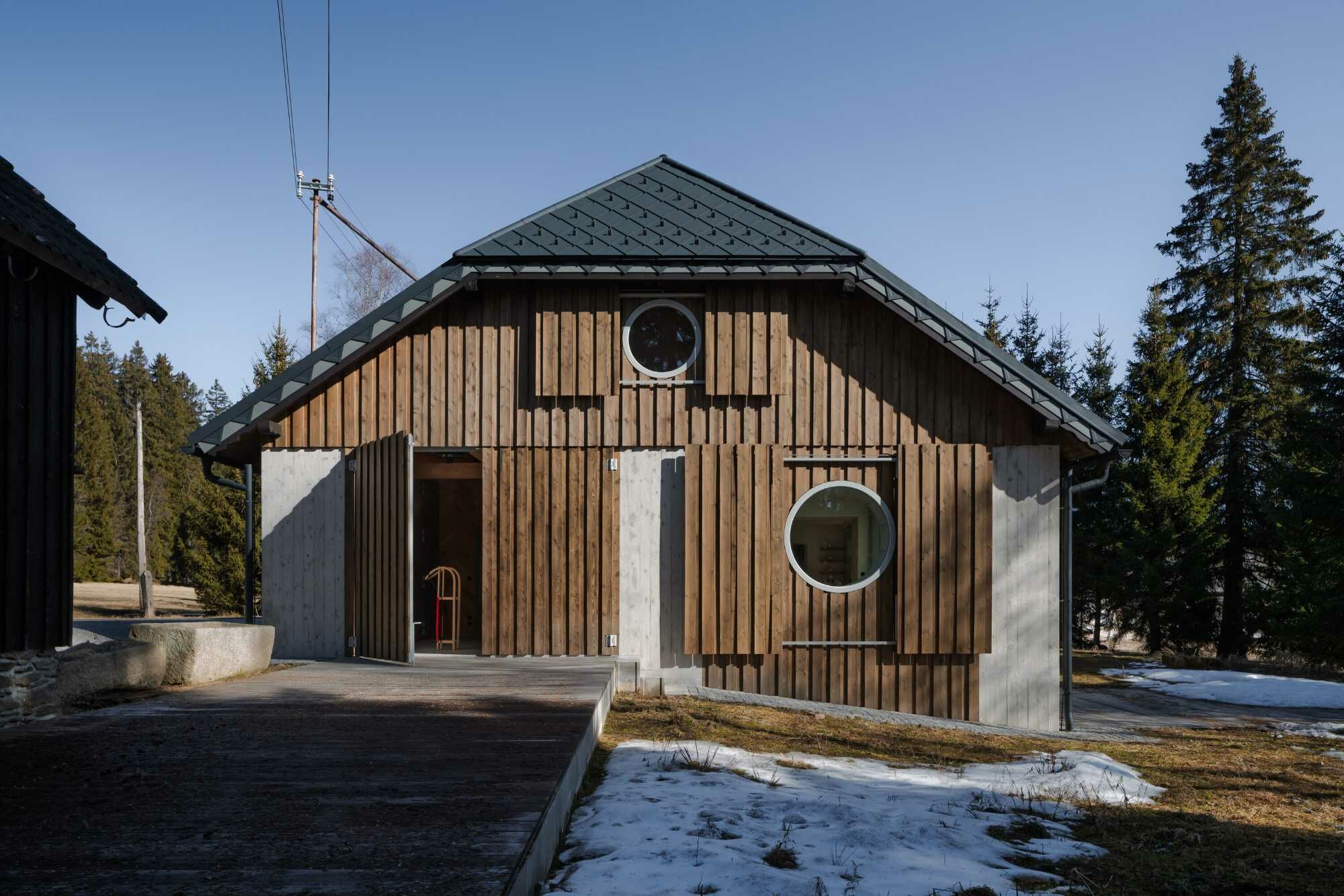 Wer genau schaut, kann die neuen Bauteile ablesen: Betonstützen tragen nun die Giebelwand.