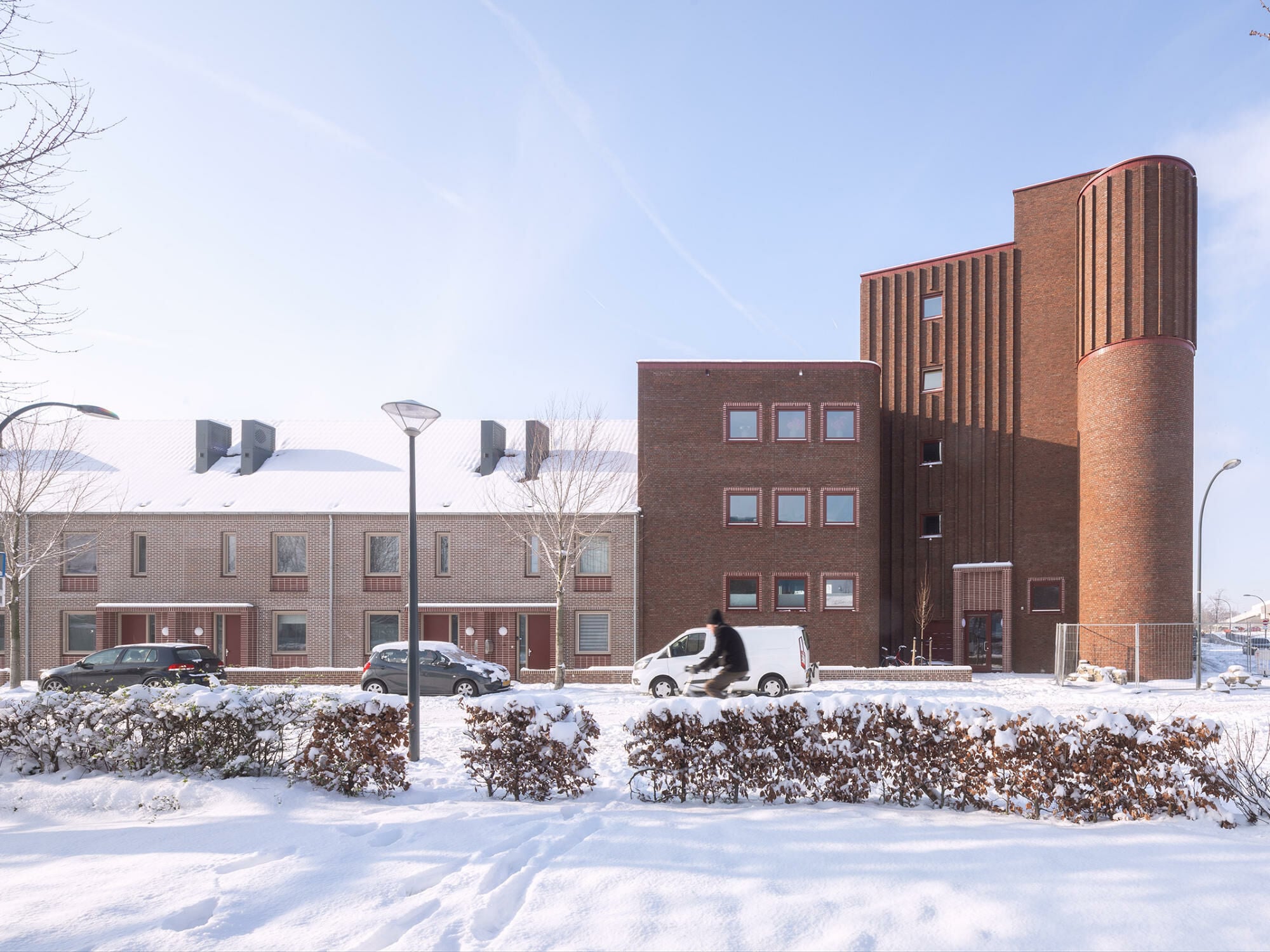 Das Ensemble von Martens Willems & Humblé Architecten besteht aus zwei zweigeschossigen Reihen von Doppelhäusern und einem fünfgeschossigen Riegel mit 38 Wohneinheiten, der das einstige Arbeiterviertel nach Norden in Richtung Maastricht-Ring abschließt.