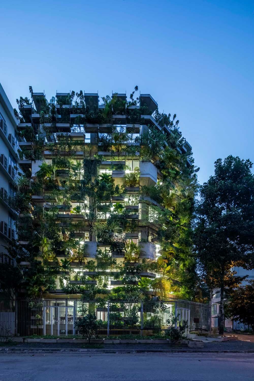 Ein Büro, das vollständig von einer vertikalen Farm aus Gemüse, Früchten, Kräutern und weiteren Pflanzen umhüllt wird.