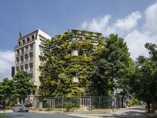 VTN Architects realisierten in Ho-Chi-Minh-City ihren 300-Quadratmeter großen Hauptsitz als Stahlbetonbau mit landwirtschaftlich nutzbarer Fassadenhülle.