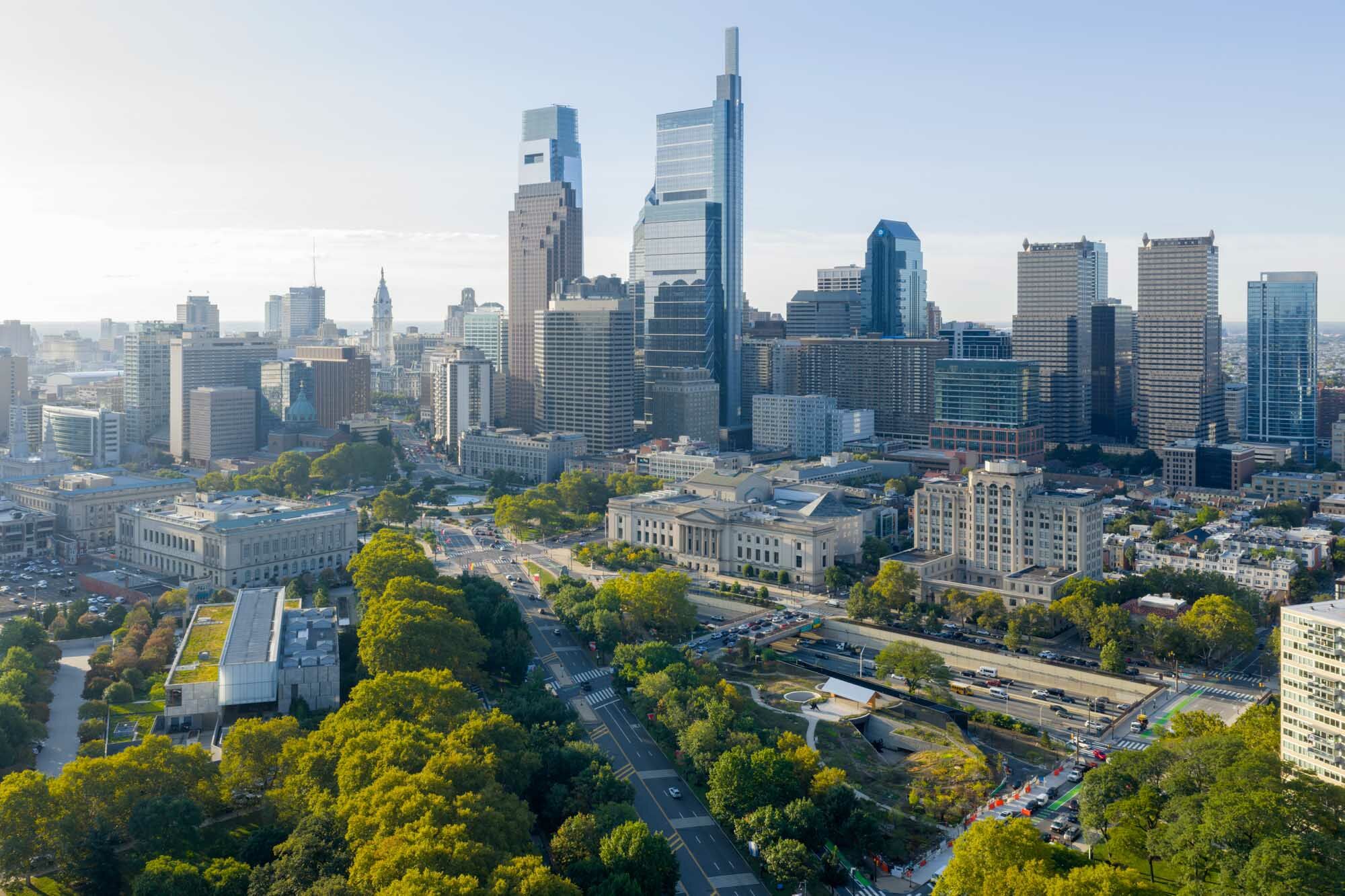 Das Museum ist dem in Philadelphia geborenen Künstler Alexander Calder gewidmet und befindet sich auf einem trapezförmigen Grundstück zwischen dem Highway und dem vielbefahrenen Benjamin Franklin Parkway.