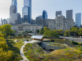 Im Herzen von Philadelphia hat das Planungsbüro Herzog & de Meuron gemeinsam mit dem niederländischen Landschaftsgärtner Piet Oudolf die Calder Gardens realisiert. 