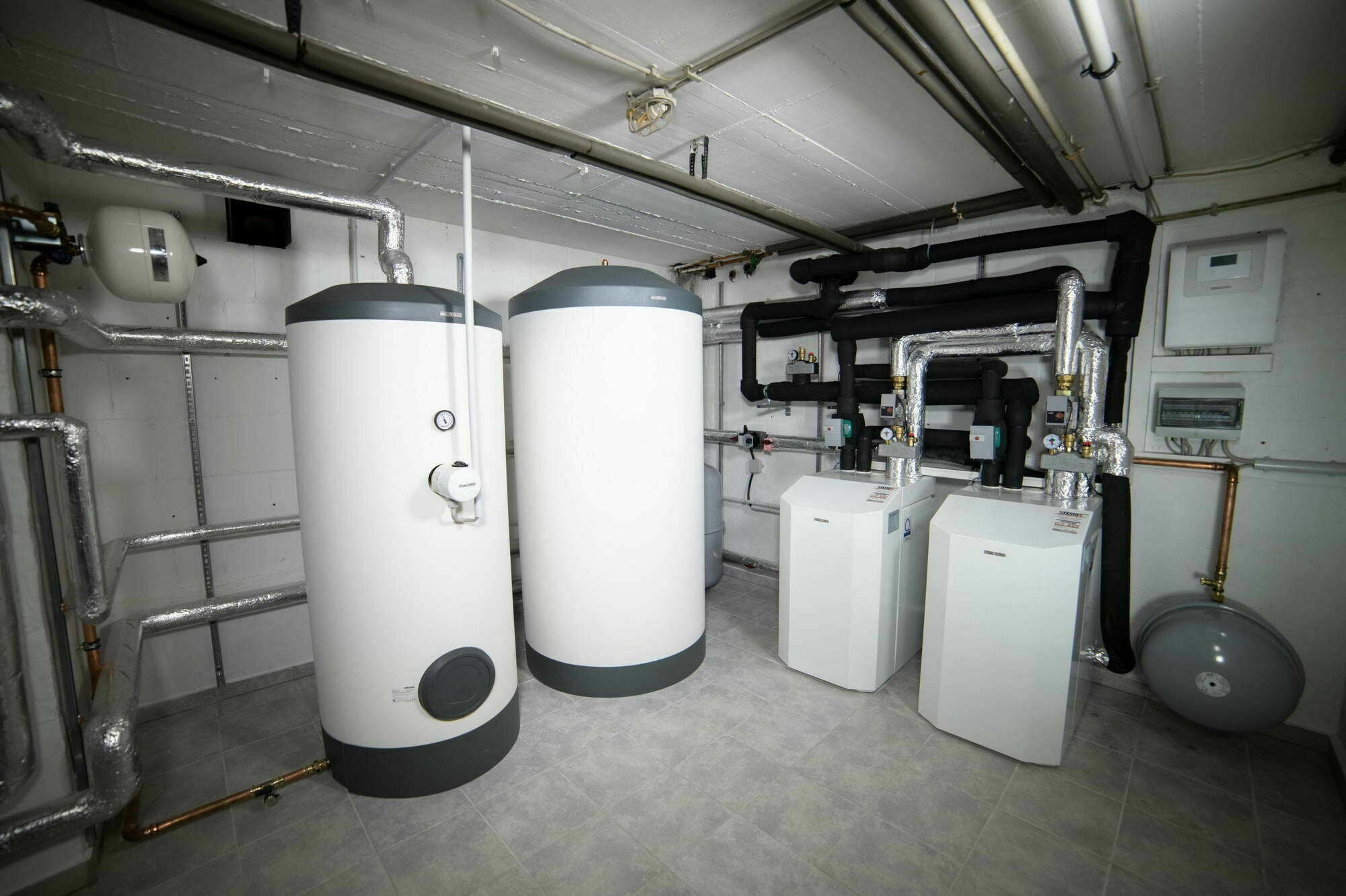 Eine Wärmepumpenanlage benötigt in der Regel nicht mehr Platz, als eine herkömmliche Anlage, die mit fossilen Brennstoffen betrieben wurde.