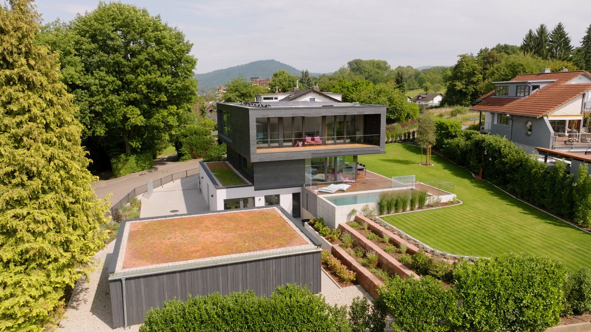 Die kantige Kubatur nach einem Entwurf des Büros architectoo aus Karlsruhe hebt sich von der Nachbarschaft ab. 
