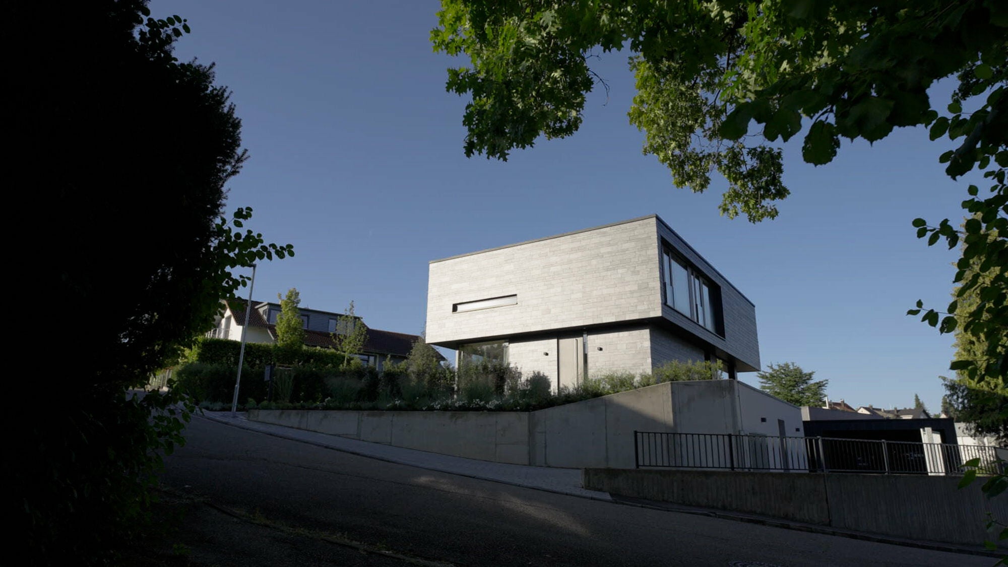 Zur östlichen Straße bleibt die Fassade relativ geschlossen.