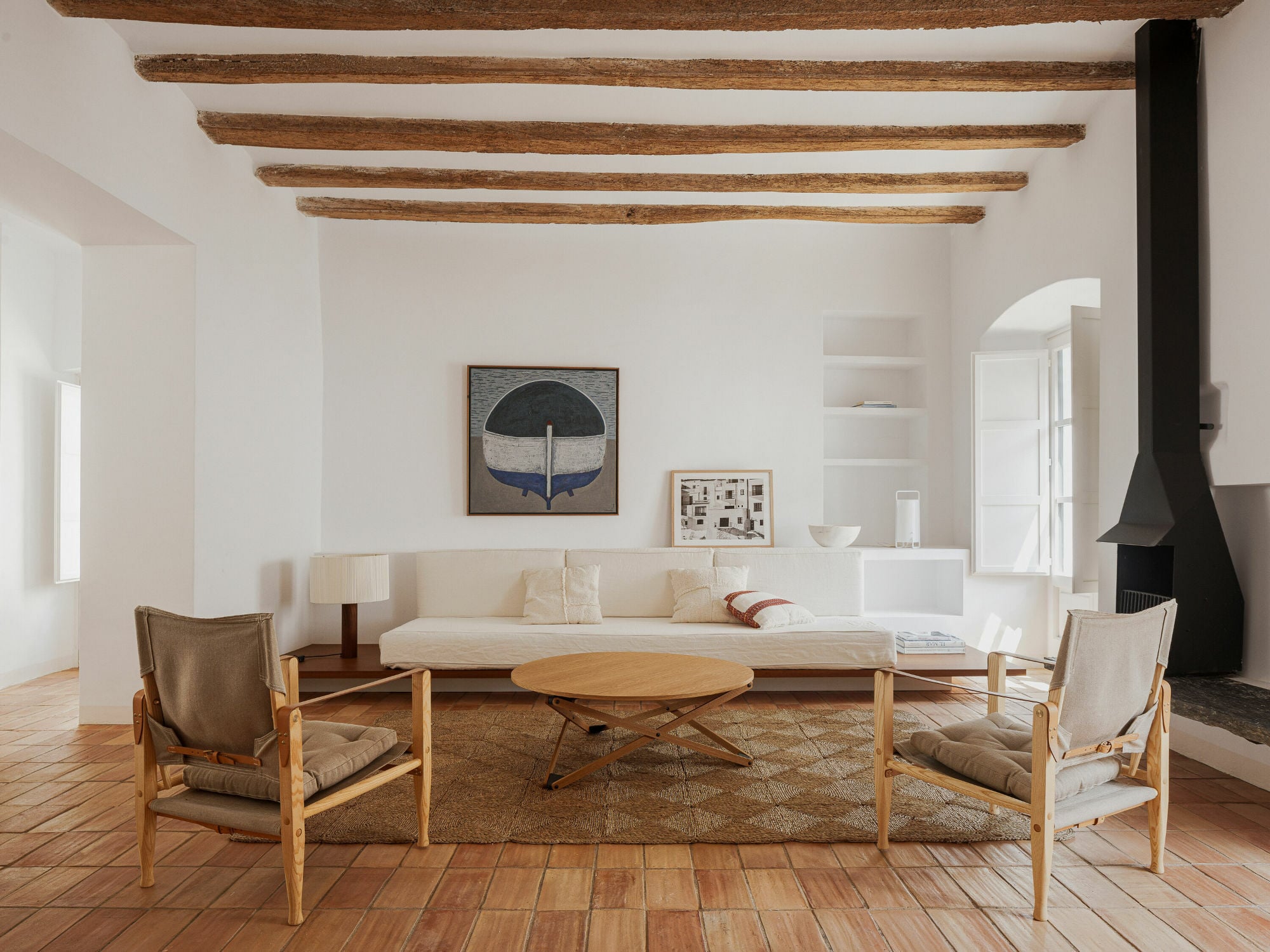 Im historischen Ortskern der katalanischen Küstenstadt Cadaqués nahmen sich die Planenden Bea Portabella und Jordi Pagès der Sanierung eines verfallenen Fischerhauses an.