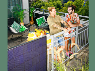 Die aktuelle VDE-Norm zur Montage von Steckersolargeräten, auch Balkonkraftwerke oder Mini-Solaranlagen genannt, nimmt die Hersteller in die Pflicht und verlangt mehr Schutzmaßnahmen.
