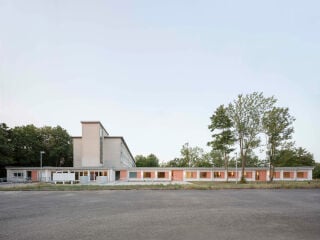 Aline Hielscher Architektur realisierte mit dem Campus-Kindergarten in Merseburg den Umbau eines ehemaligen Telefonzentralanbaus auf dem Hochschulcampus.
