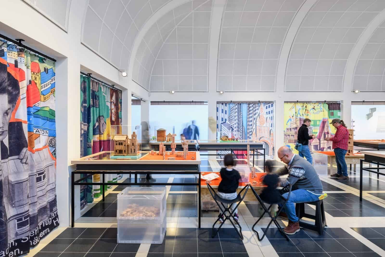 Um einige der präsentierten Kästen im musealen Kontext spielbar zu machen, wandte sich das Museum an Prof. Andreas Kretzer von der Hochschule für Technik (HFT) in Stuttgart, der mit seinem Studierenden Baustein-Repliken im Maßstab 3:1 aus Holz, 3D-Druck-Filament oder Filzwerkstoff herstellte.