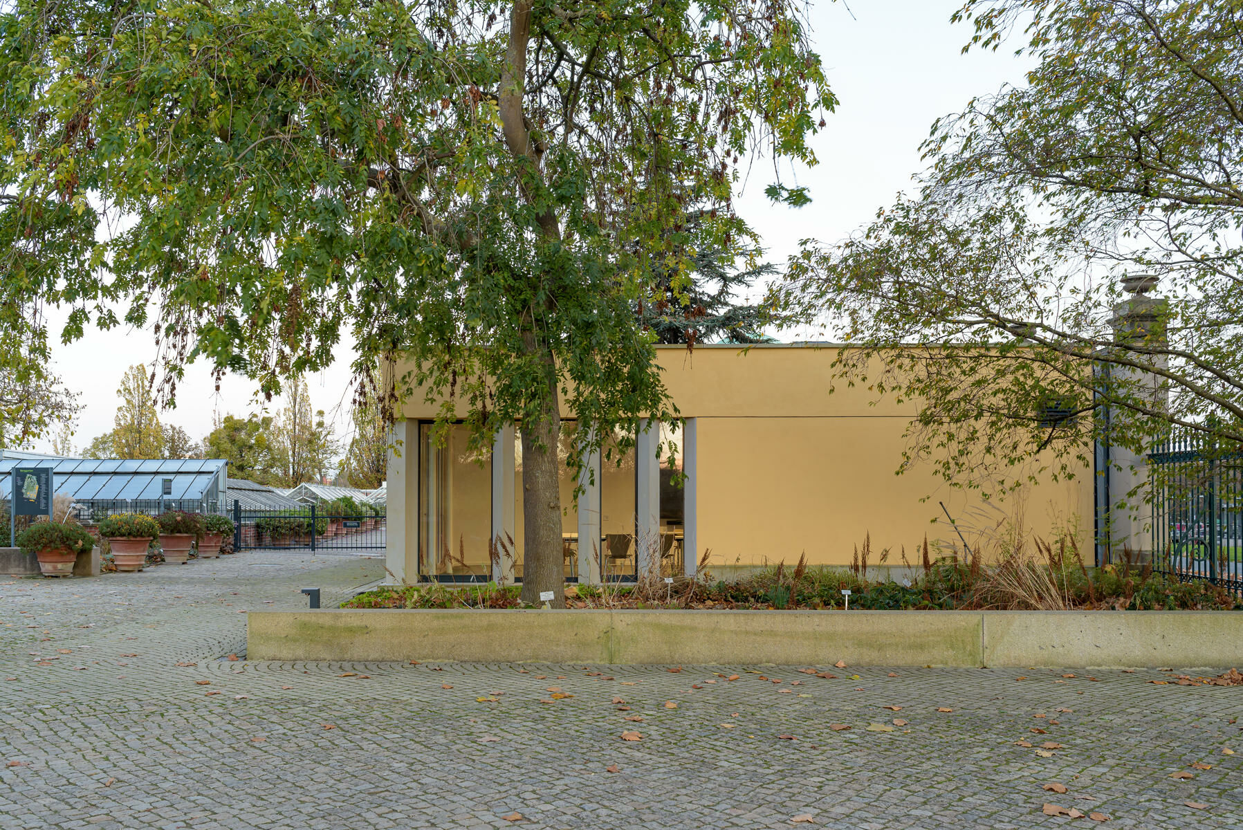 Der eingeschossige, pavillonartige Neubau ersetzt eine in die Jahre gekommene Sanitäranlage und ergänzt die Nutzung um einen Raum für Vorträge und Schulungen.