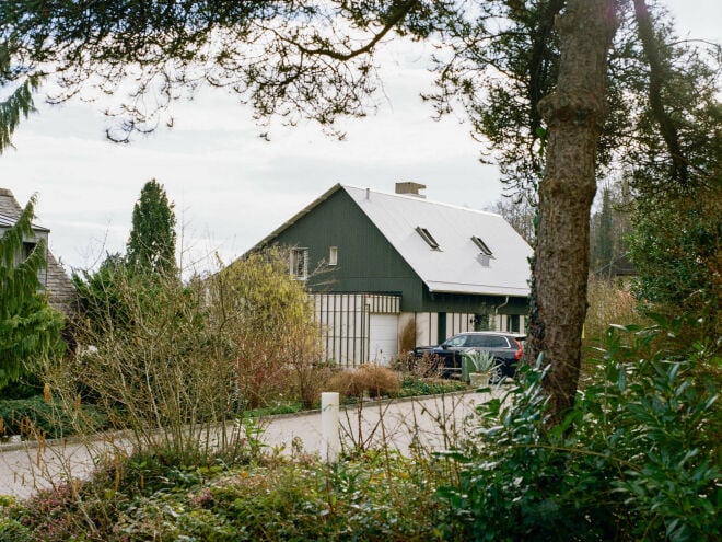 Mit dem Wunsch nach einer Sanierung der Gebäudehülle und einer Erneuerung des Heizsystems trat eine private Bauherrschaft in Horgen an das Team von Blusch Architekten heran.