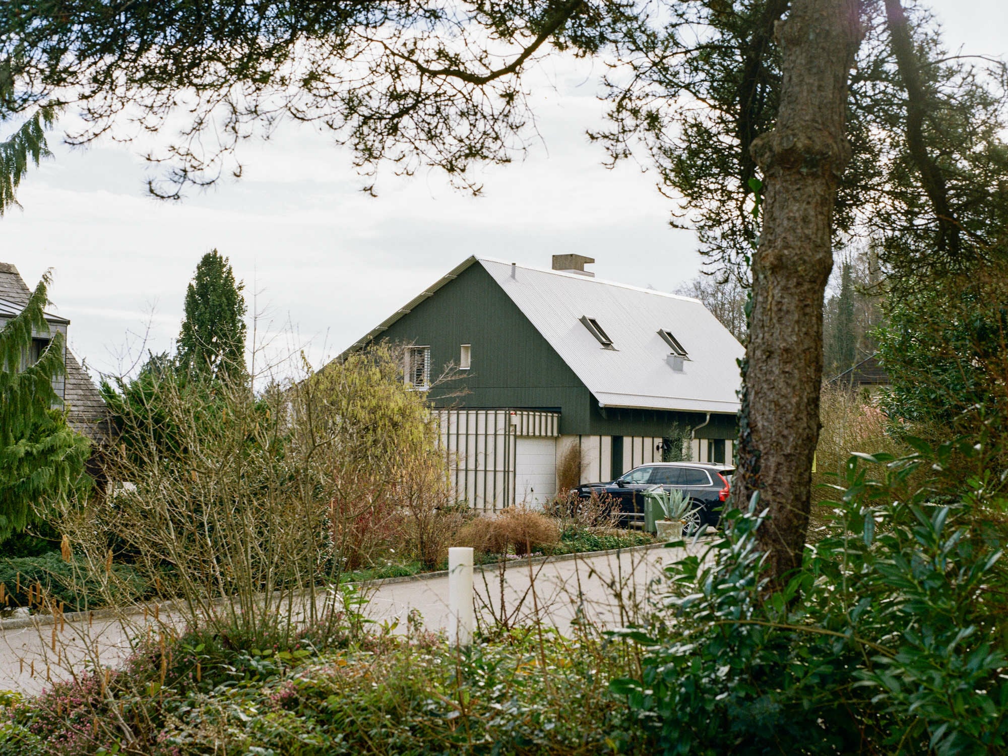 Mit dem Wunsch nach einer Sanierung der Gebäudehülle und einer Erneuerung des Heizsystems trat eine private Bauherrschaft in Horgen an das Team von Blusch Architekten heran.