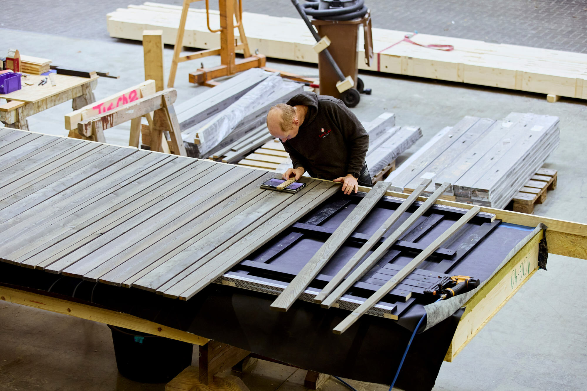 Module, die auf der Baustelle mit Aluminiumlamellen bekleidet werden sollten, waren innerhalb weniger Stunden fertig. Deutlich länger dauerte es, wenn sie werkseitig bereits mit Holzpaneelen bekleidet wurden.