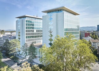 Herzog & de Meuron haben mit dem Helvetia Campus in Basel einen neuen Büroturm errichtet und den Hochhausbestand aus den 1950er-Jahren als nahezu identischen Zwilling saniert und weitergebaut.