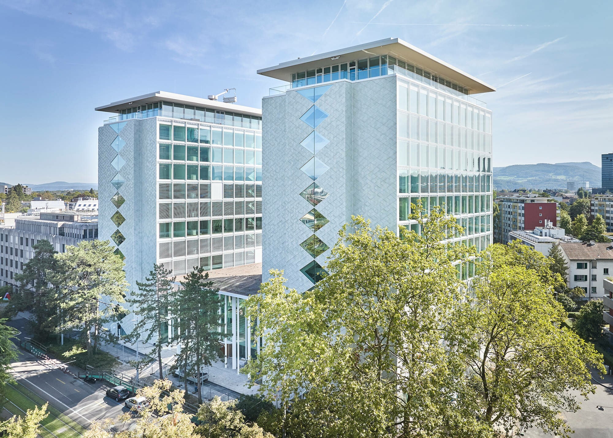 Herzog & de Meuron haben mit dem Helvetia Campus in Basel einen neuen Büroturm errichtet und den Hochhausbestand aus den 1950er-Jahren als nahezu identischen Zwilling saniert und weitergebaut.