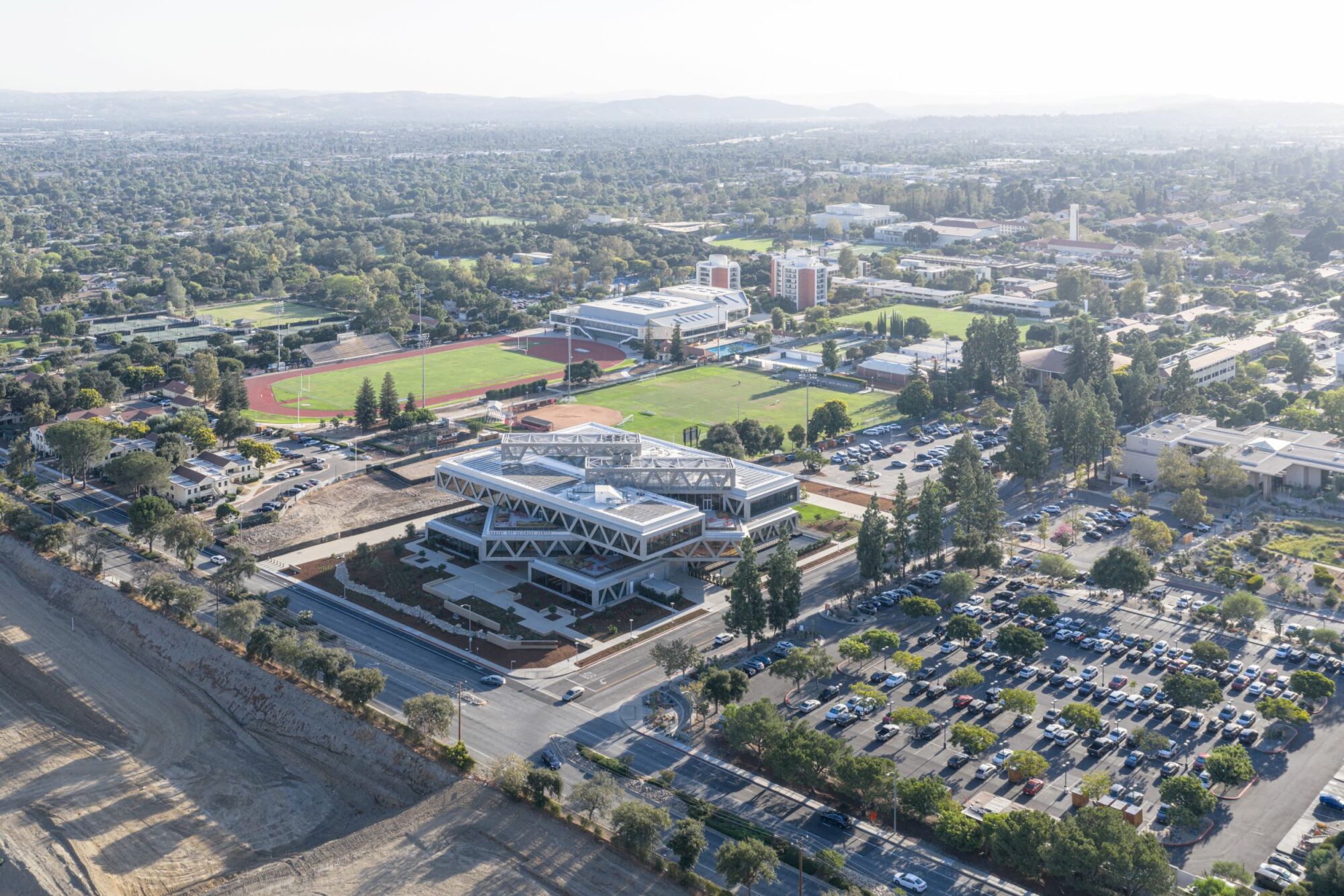 Die Bjarke Ingels Group (BIG) plante das Gebäude auf dem Campus des Claremont McKenna College bei Los Angeles als ersten Baustein des ebenfalls vom Architekturbüro BIG entwickelten Roberts Campus Masterplans.