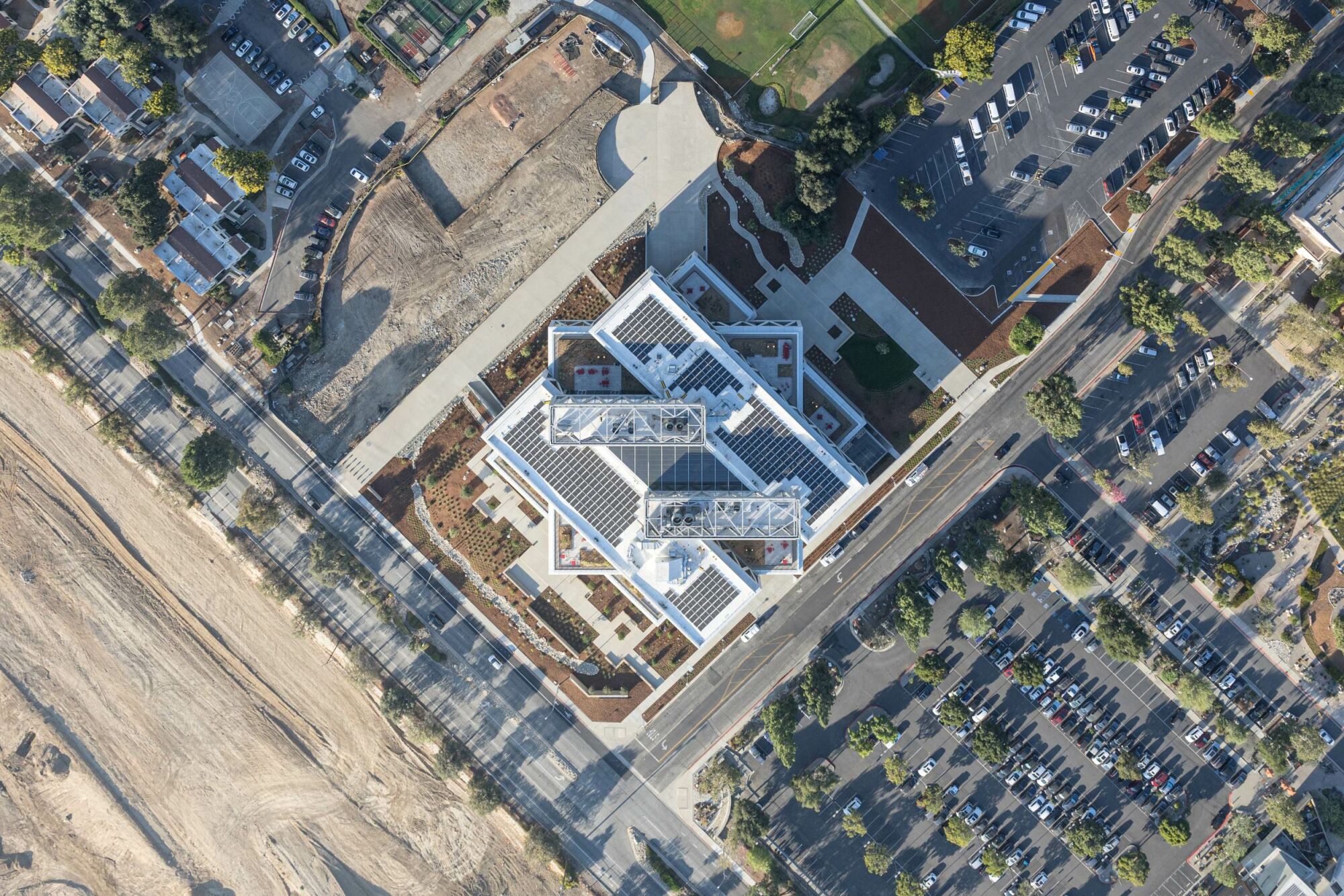 Aus der Luft: Die oberste Dachfläche ist mit Photovoltaik ausgestattet. 