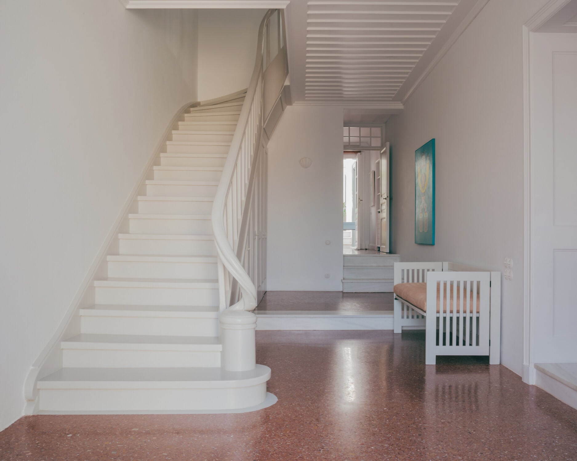 Die zuvor dunkelbraune und schwer wirkende Treppe ins Obergeschoss wurde ebenso wie sämtliche vorhandenen Wand- und Deckenvertäfelungen weiß lackiert.