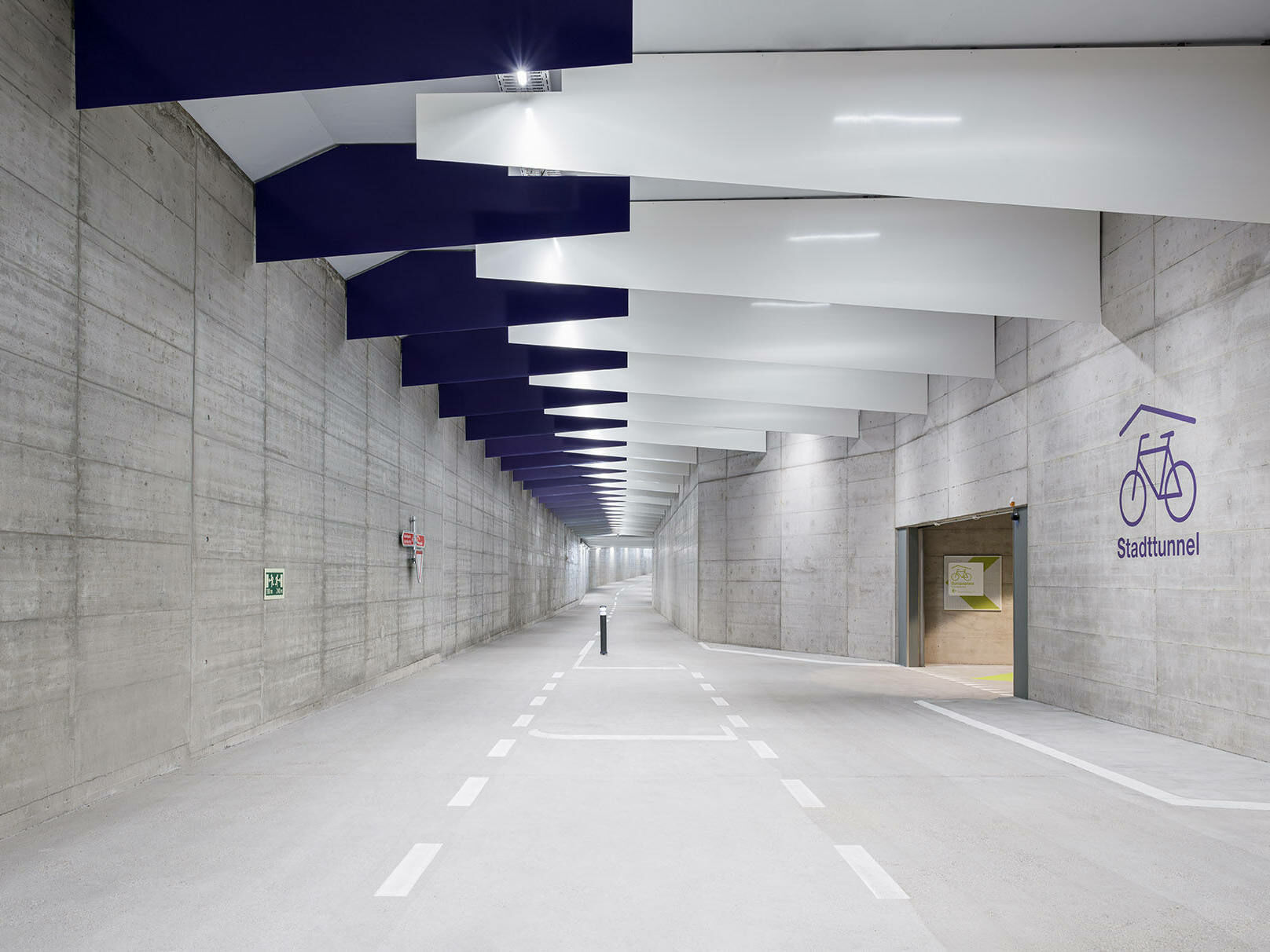 Der ungenutzte Autotunnel unter dem Zürcher Hauptbahnhof wurde nach Plänen von Huggenbergerfries zum Fahrradtunnel umgebaut.